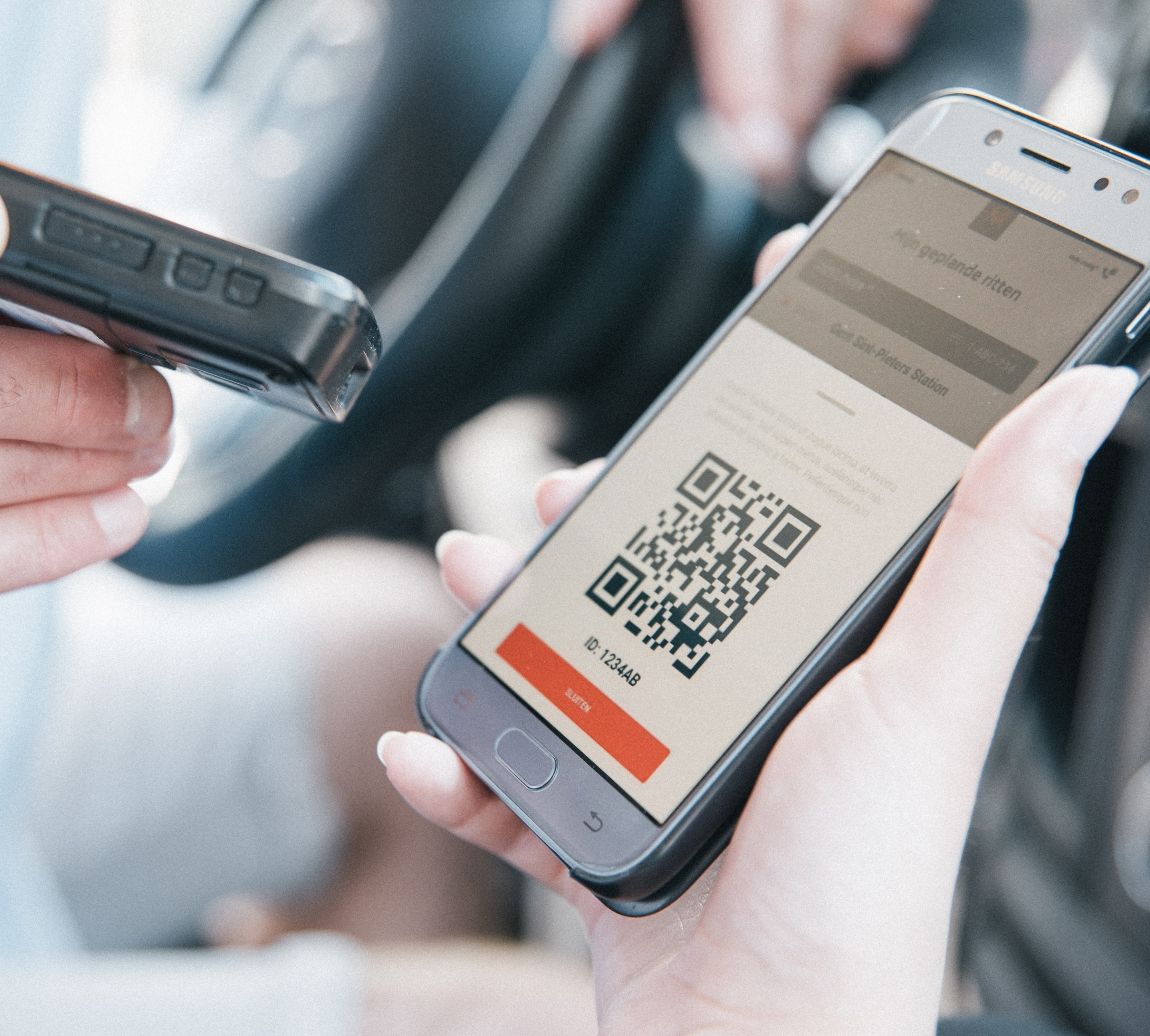 Smartphone met QR code