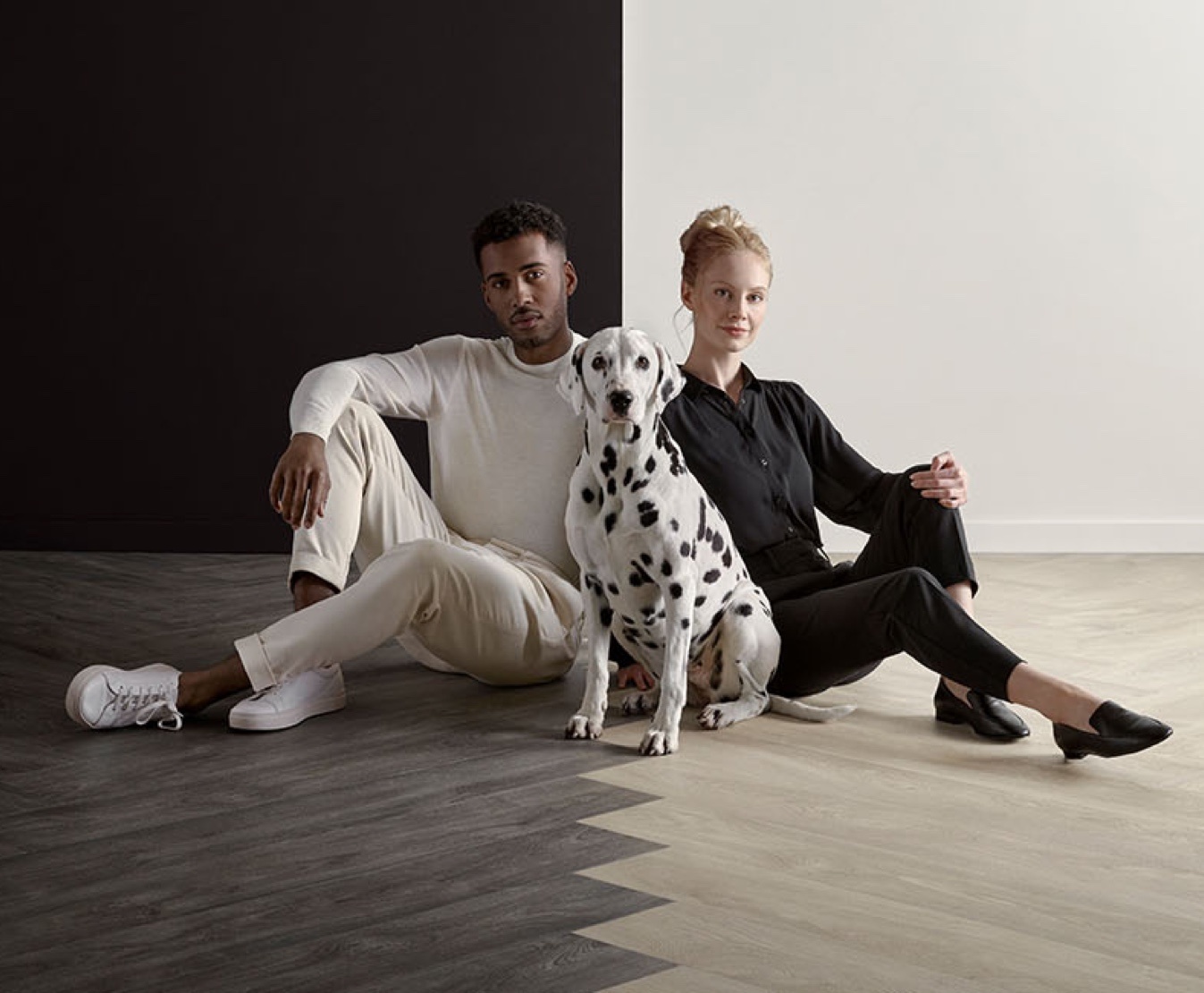 Man, vrouw en hond op een twee-kleurige vloer