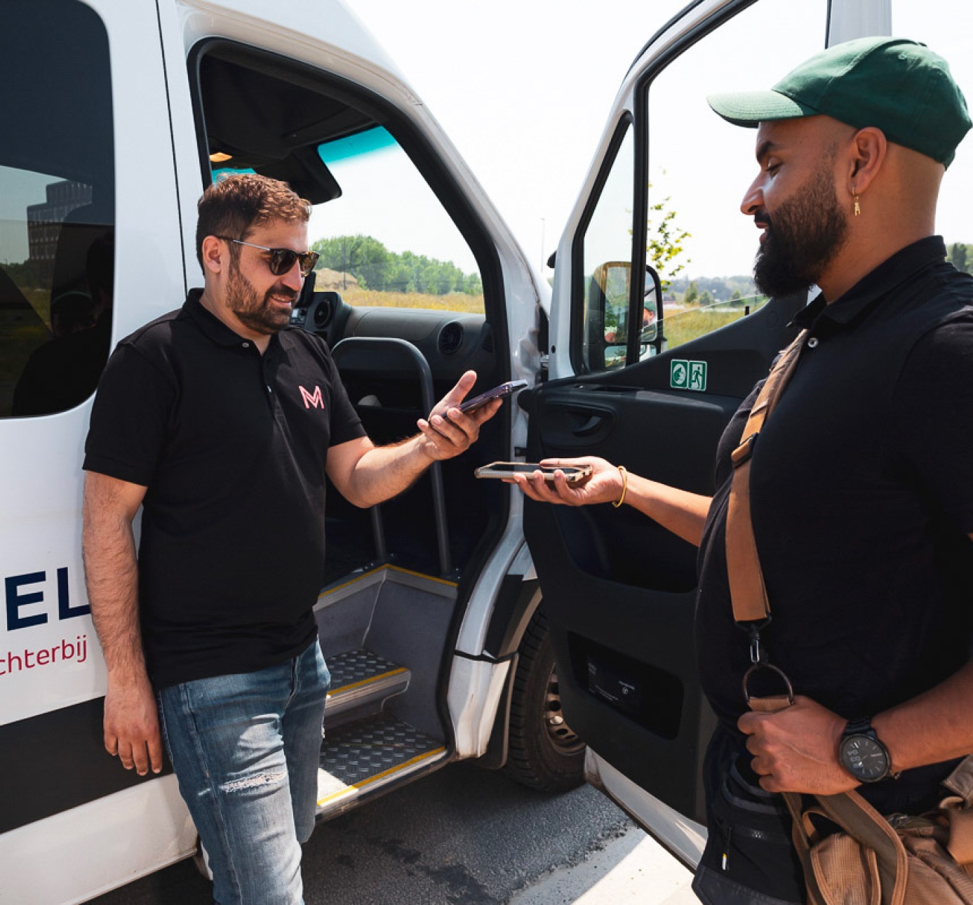 reiziger laat zijn qr code scannen